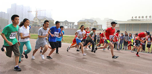  2013年度成都國際學(xué)校聯(lián)盟越野長(zhǎng)跑賽在我校隆重舉行 