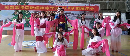  中學(xué)部MYP學(xué)期展示會(huì)在體育館內(nèi)舉行 