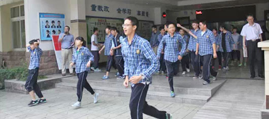  安全意識(shí)常在心——中學(xué)部2015防災(zāi)減災(zāi)疏散演練 