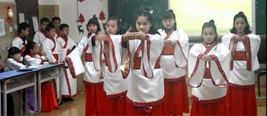  【活動(dòng)在線】小學(xué)部2016級(jí)一班“乘著詩歌的翅膀”主題活動(dòng)——經(jīng)典浸潤人生 
