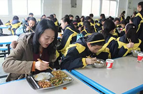  【中學(xué)部】副班主任食堂就餐記 