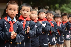  光榮與傳承——中國(guó)部?小學(xué)“建隊(duì)日”活動(dòng) 