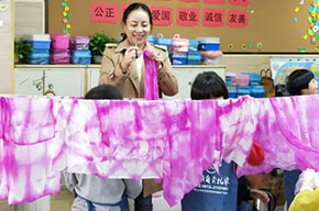  靈動(dòng)扎染多彩校園 自貢扎染美視師一學(xué)校DIY活動(dòng)歡樂(lè)舉辦 