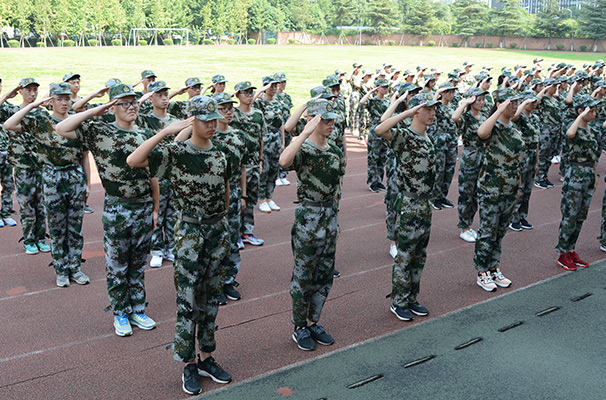 軍訓結業(yè)典禮：大片來襲，整齊劃一，為你們強勢比心！