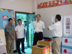 成都高新區(qū)社會(huì)事業(yè)局何副局長率隊(duì)到我校進(jìn)行衛(wèi)生安全檢查