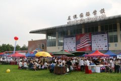2007年美國國慶日慶?；顒釉谖倚Ｅe行,美國駐成都總領(lǐng)事館總領(lǐng)事包杰明James A.Boughner以及全省500多名美籍人士參加