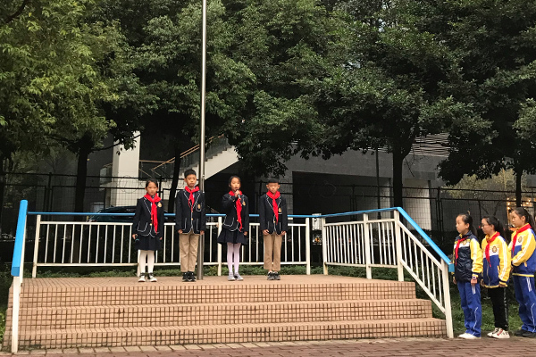 《感恩，與愛同行》——國旗下的演講