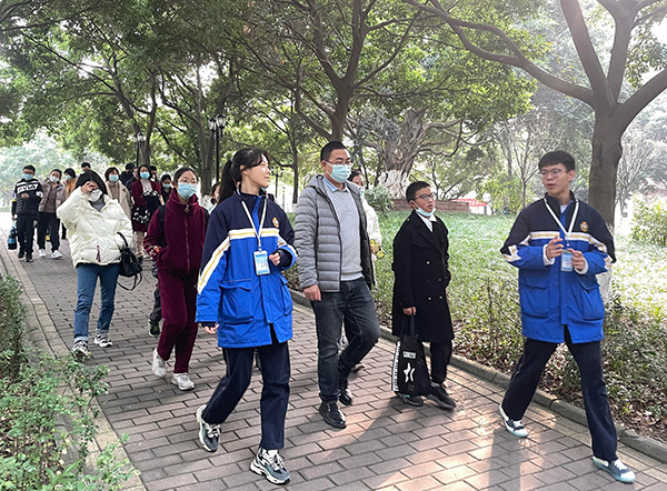 體驗特色魔創(chuàng)教育——中學部組織校外家長訪?；顒?/></div>
           <div   id=