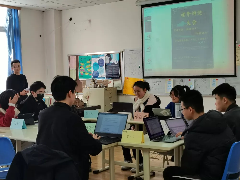 模擬媒介辯論大會丨看花季少年如何唇槍舌戰(zhàn)？