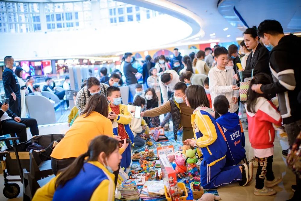 愛，春的贊歌——記“愛成都，迎大運”美視小學(xué)部助學(xué)義賣活動