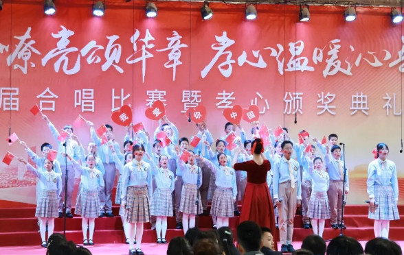 以歌詠志，以孝潤(rùn)心——這場(chǎng)典禮，唱響了青春，更溫暖了歲月