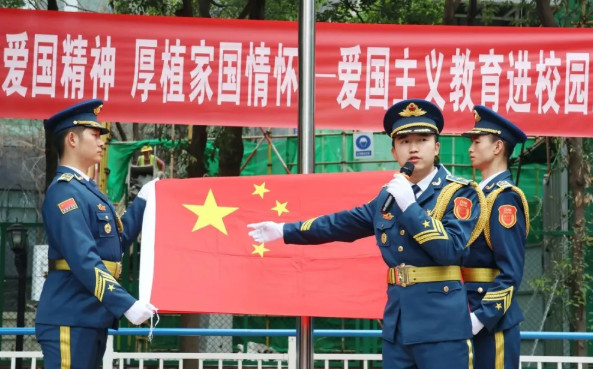 為深入開展愛國主義教育，引導全體師生厚植愛國情懷、涵養(yǎng)家國品格，3月25日上午，我校在小操場隆重舉行愛國主義教育進校園主題活動，全校師生共同