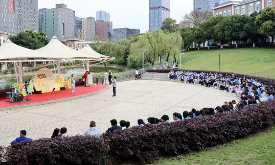 湖畔晚風(fēng)遇青春，歌聲不負(fù)少年時(shí)｜高中部音樂(lè)周舞臺(tái)高光時(shí)刻