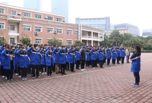 點燃激情 成就夢想——美視師一學(xué)校初高三中高考沖刺誓師大會