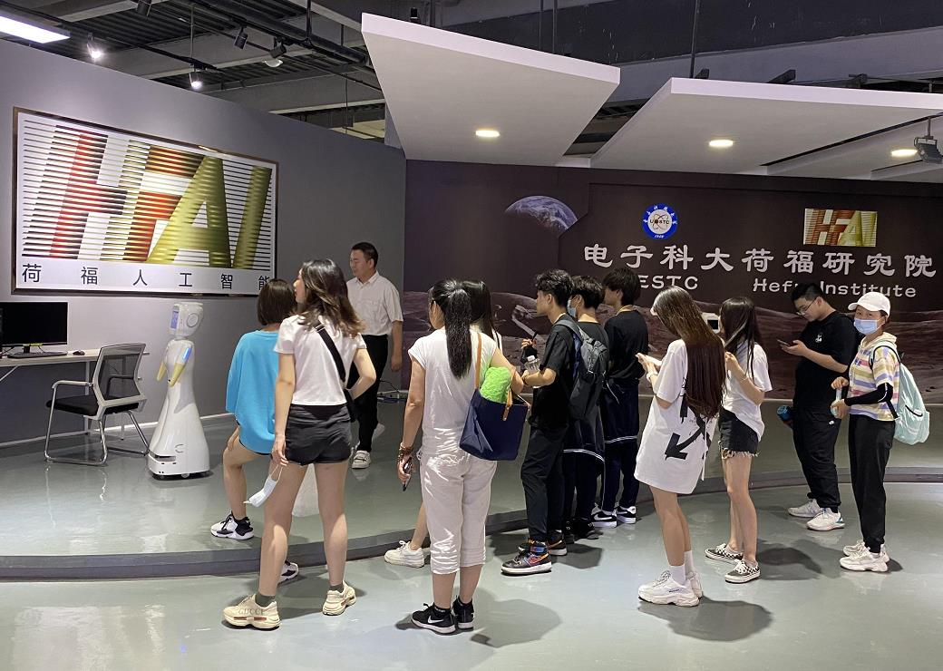 國(guó)際英才班學(xué)子參觀電子科技大學(xué)大數(shù)據(jù)研究中心